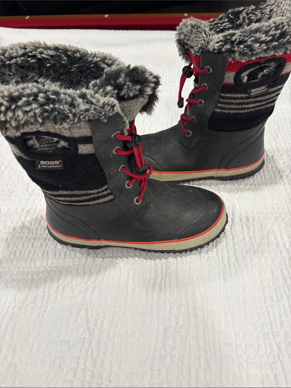 Bogs Black & Red Insulated Kids Winter Lace-Up Boots with Faux Fur Cuff
Size 3